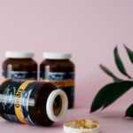 Mulher segurando suplemento de omega 3 para saude apos os 40 anos