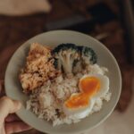 mulher de 40 anos fazendo refeicao saudavel rica em proteina