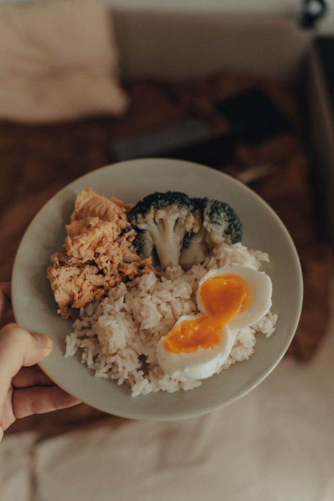 mulher de 40 anos fazendo refeicao saudavel rica em proteina