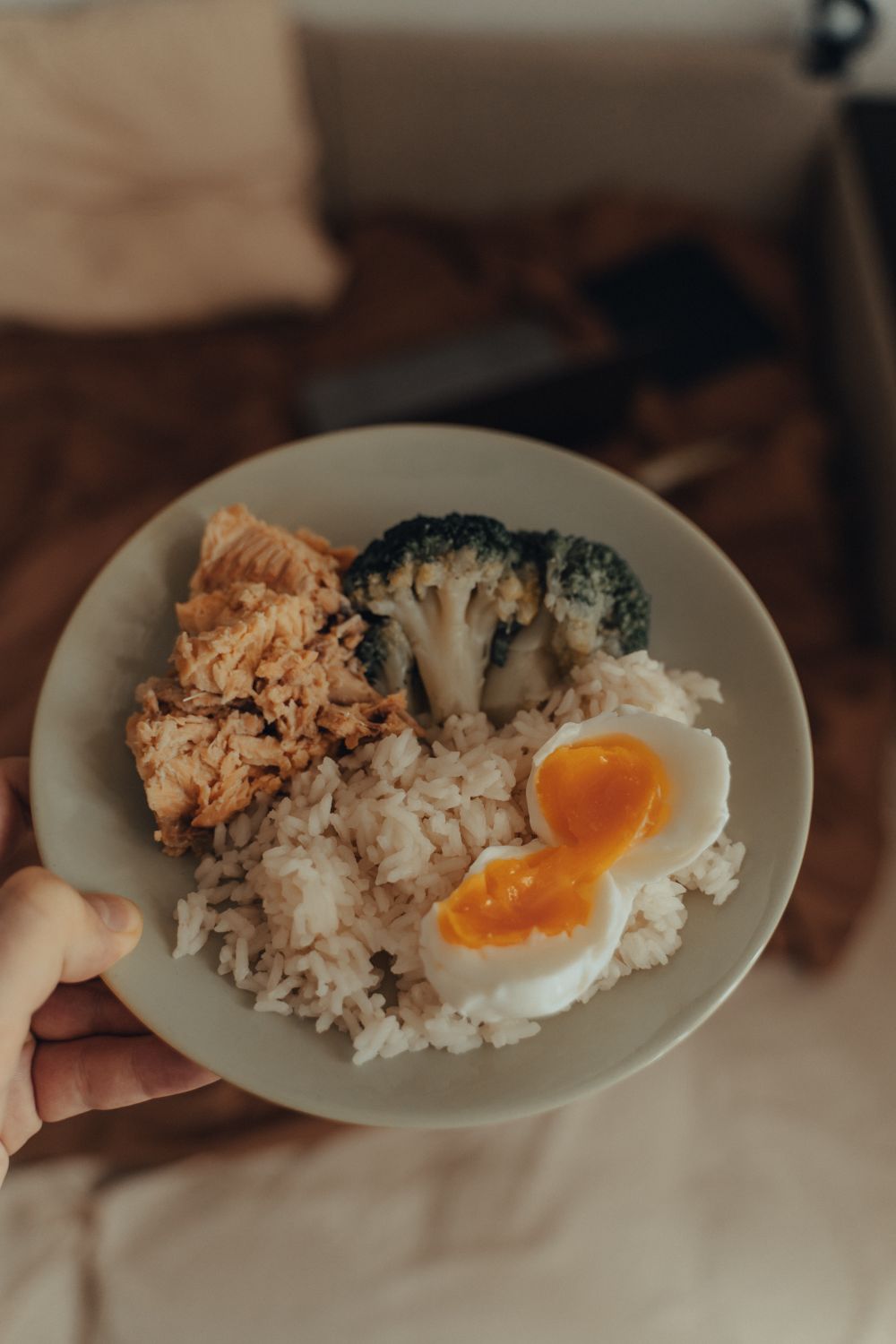 mulher de 40 anos fazendo refeicao saudavel rica em proteina