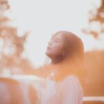 Mulher aproveitando o sol para producao de vitamina D apos os 40 anos
