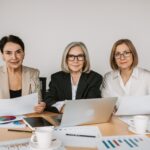 mulher lidando com a menopausa no trabalho