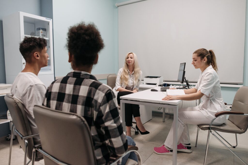 Consulta médica com paciente para avaliação de exames de saúde